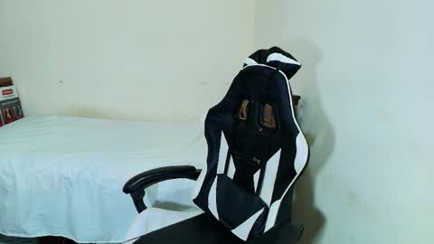 max_love25 online show from 11.26.25