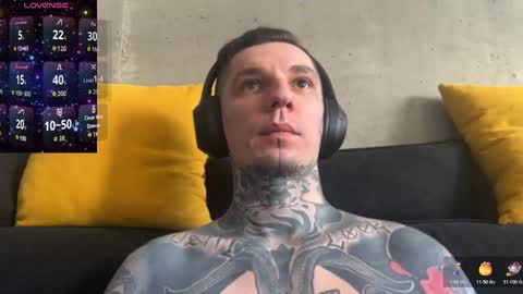 Snapshot of max_reaves chatting on 11.17.25 online show from 11.17.25