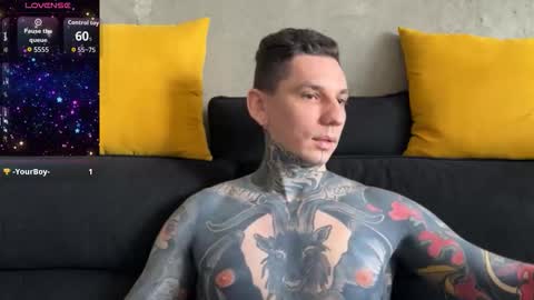 Snapshot of max_reaves chatting on 11.30.25 online show from 11.30.25