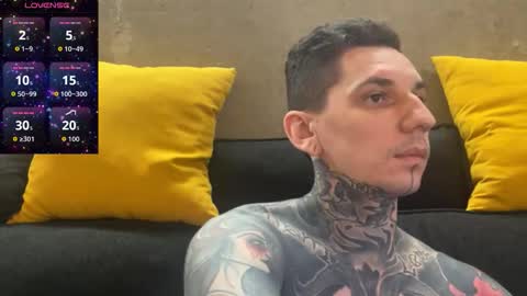 Snapshot of max_reaves chatting on 12.01.25 online show from 12.01.25