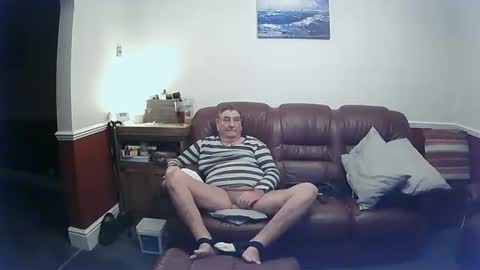 Snapshot of maxi_johnes chatting on 03.04.25 MAX online show from 03.04.25