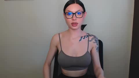 Snapshot of maxi_sweetheart chatting on 03.10.25 Joanna online show from 03.10.25