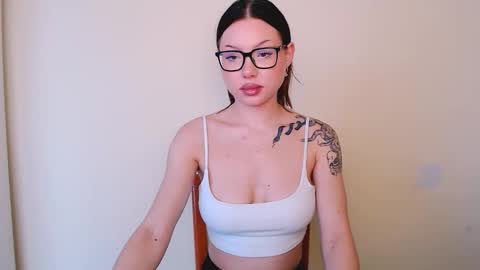 Snapshot of maxi_sweetheart chatting on 10.30.25 Joanna online show from 10.30.25