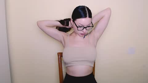 Snapshot of maxi_sweetheart chatting on 11.23.25 Joanna online show from 11.23.25