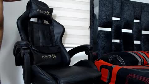 Snapshot of maximo_sebastian chatting on 12.14.25 Maximo Sebastian online show from 12.14.25