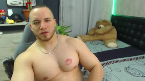 Snapshot of maximussantorini chatting on 12.10.24 maximus online show from 12.10.24