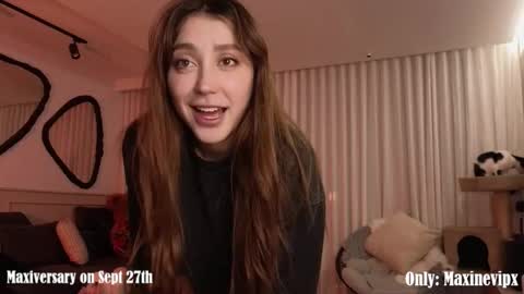 Snapshot of maxine_8 chatting on 09.26.25 Maxine online show from 09.26.25