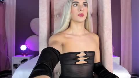 Snapshot of maxirogers chatting on 03.20.26 Maxi Rogers online show from 03.20.26