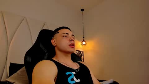 Snapshot of maxwell_dupont chatting on 02.04.25 MAX online show from 02.04.25