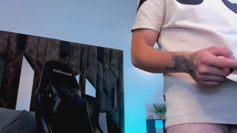 Snapshot of maxwell_dupont chatting on 02.09.25 MAX online show from 02.09.25