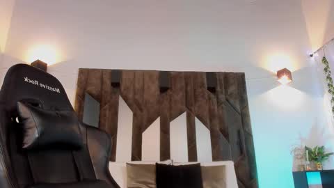 Snapshot of maxwell_dupont chatting on 02.13.25 MAX online show from 02.13.25