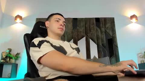 Snapshot of maxwell_dupont chatting on 02.14.25 MAX online show from 02.14.25