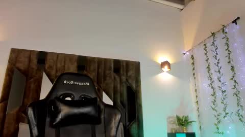 Snapshot of maxwell_dupont chatting on 02.18.25 MAX online show from 02.18.25