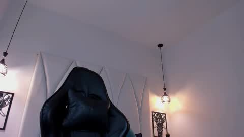 Snapshot of maxwell_dupont chatting on 02.19.25 MAX online show from 02.19.25