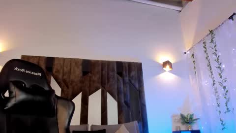 Snapshot of maxwell_dupont chatting on 02.21.25 MAX online show from 02.21.25