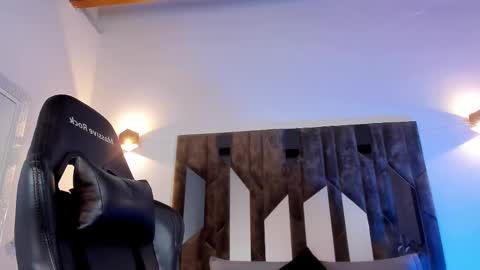 Snapshot of maxwell_dupont chatting on 02.23.25 MAX online show from 02.23.25