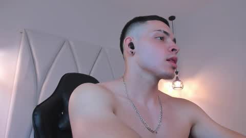 Snapshot of maxwell_dupont chatting on 02.26.25 MAX online show from 02.26.25