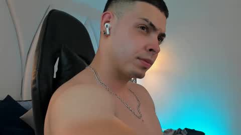 Snapshot of maxwell_dupont chatting on 03.08.25 MAX online show from 03.08.25