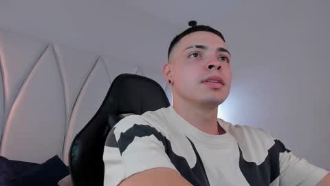 Snapshot of maxwell_dupont chatting on 03.11.25 MAX online show from 03.11.25