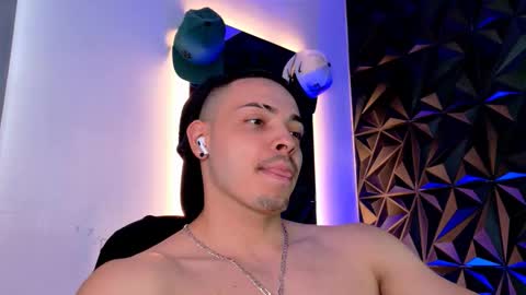 Snapshot of maxwell_dupont chatting on 10.08.25 MAX online show from 10.08.25