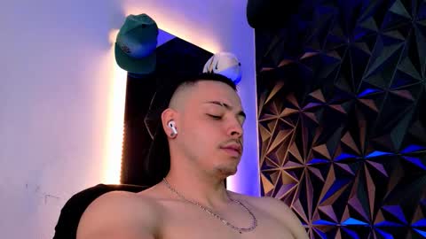 Snapshot of maxwell_dupont chatting on 10.11.25 MAX online show from 10.11.25