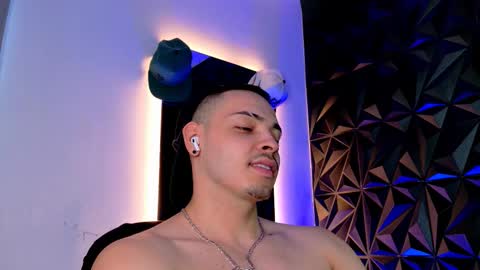 Snapshot of maxwell_dupont chatting on 10.14.25 MAX online show from 10.14.25