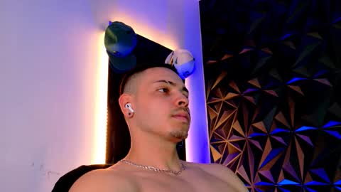 Snapshot of maxwell_dupont chatting on 10.19.25 MAX online show from 10.19.25