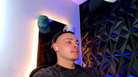 Snapshot of maxwell_dupont chatting on 10.28.25 MAX online show from 10.28.25