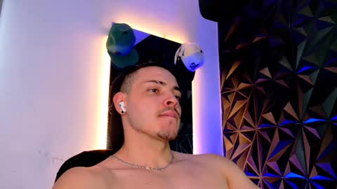 Snapshot of maxwell_dupont chatting on 11.02.25 MAX online show from 11.02.25