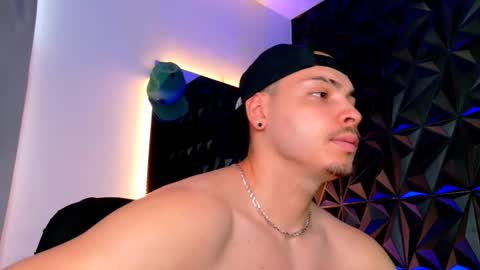 Snapshot of maxwell_dupont chatting on 11.03.25 MAX online show from 11.03.25