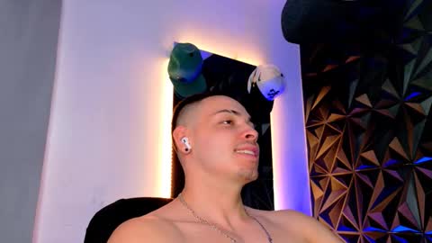 Snapshot of maxwell_dupont chatting on 11.04.25 MAX online show from 11.04.25