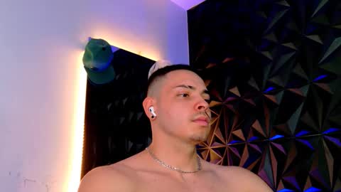 Snapshot of maxwell_dupont chatting on 11.05.25 MAX online show from 11.05.25