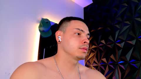 Snapshot of maxwell_dupont chatting on 11.17.25 MAX online show from 11.17.25