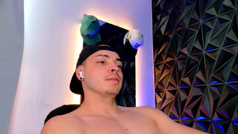 Snapshot of maxwell_dupont chatting on 11.17.25 MAX online show from 11.17.25