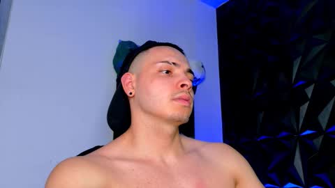 Snapshot of maxwell_dupont chatting on 11.19.25 MAX online show from 11.19.25