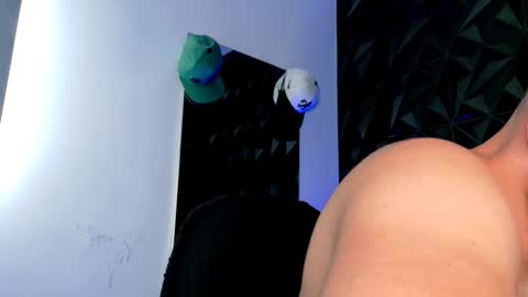 Snapshot of maxwell_dupont chatting on 11.19.25 MAX online show from 11.19.25