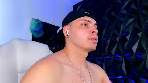 Snapshot of maxwell_dupont chatting on 11.26.25 MAX online show from 11.26.25