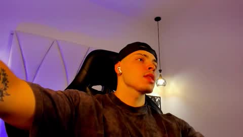 Snapshot of maxwell_dupont chatting on 12.01.25 MAX online show from 12.01.25