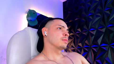 Snapshot of maxwell_dupont chatting on 12.02.25 MAX online show from 12.02.25