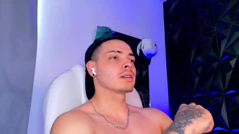 Snapshot of maxwell_dupont chatting on 12.13.25 MAX online show from 12.13.25