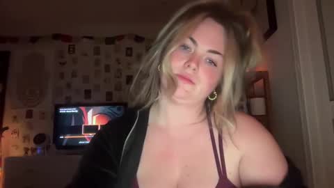 Snapshot of mayabellof chatting on 03.08.25 Maya Belle online show from 03.08.25