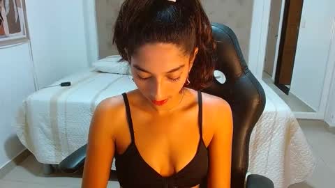 Snapshot of maydivaxox chatting on 02.01.25 MAYA online show from 02.01.25