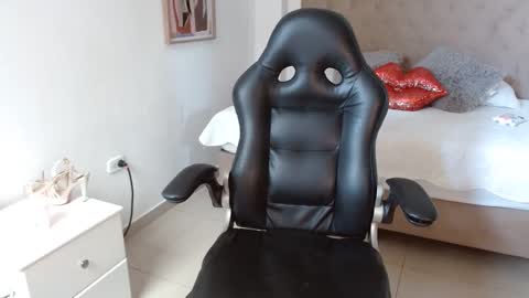 Snapshot of maydivaxox chatting on 02.19.25 MAYA online show from 02.19.25