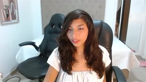 Snapshot of maydivaxox chatting on 03.11.25 MAYA online show from 03.11.25