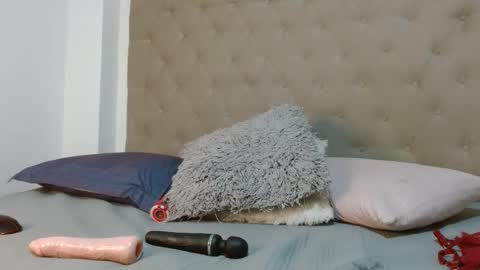 Snapshot of maydivaxox chatting on 11.15.25 MAYA online show from 11.15.25