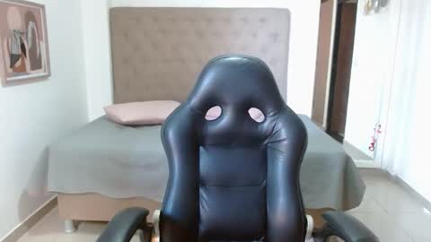 Snapshot of maydivaxox chatting on 12.04.25 MAYA online show from 12.04.25