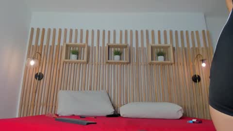 Maye Wells online show from 12.18.25