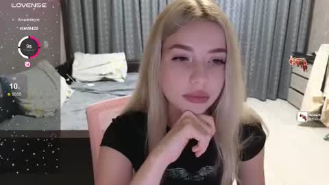 Snapshot of maymallorie chatting on 07.06.26 may online show from 07.06.26