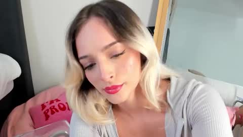 Snapshot of mazekyn chatting on 12.01.25 mazekyn online show from 12.01.25