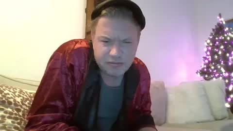 Snapshot of me2283 chatting on 12.10.24 me2283 online show from 12.10.24